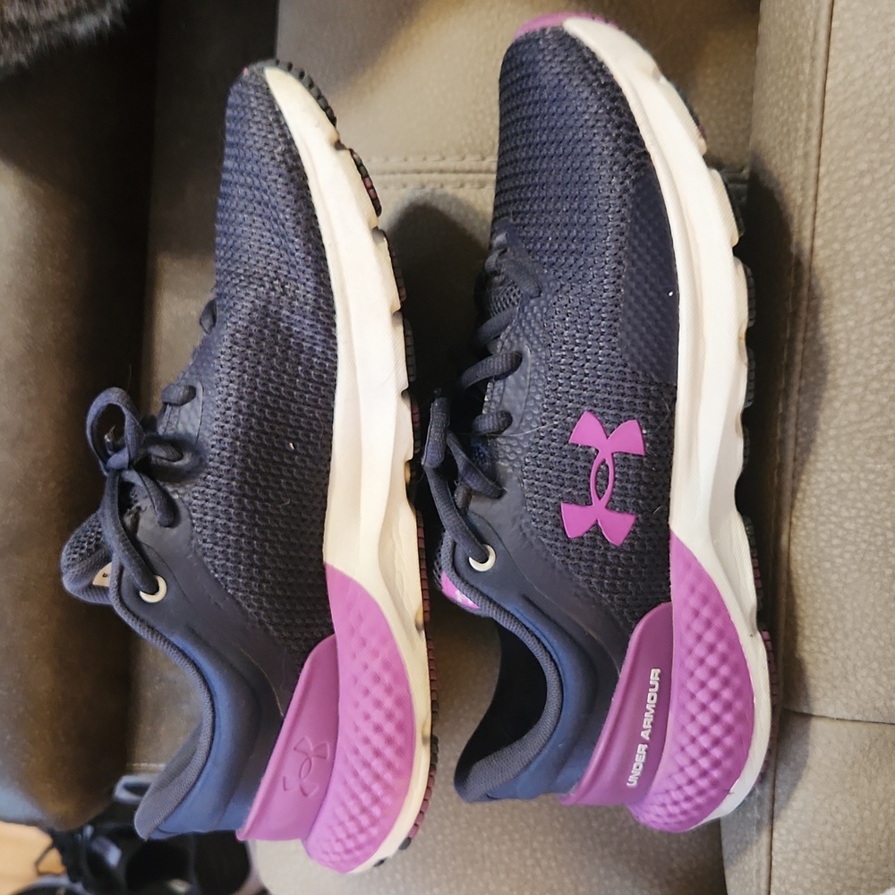Under Armour size 7.5 women's sneakers
